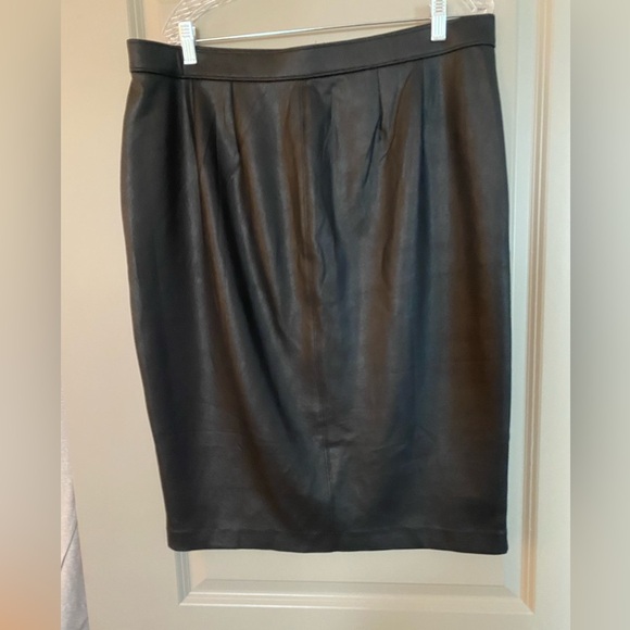 Front zipping skirt - Picture 3 of 3